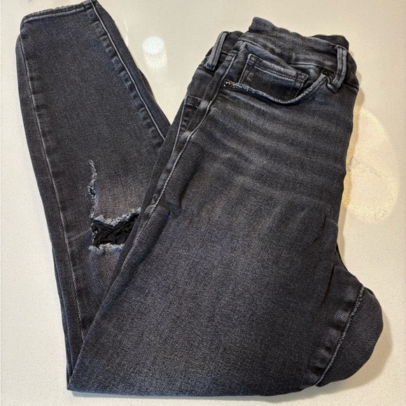 Good American crop distress jeans size 6/28.Style #GWC844T Skinny